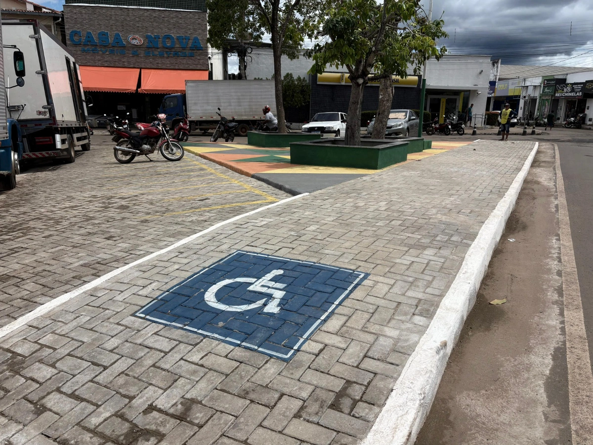 Prefeita revitaliza praça e melhora mobilidade no Centro de Esperantina