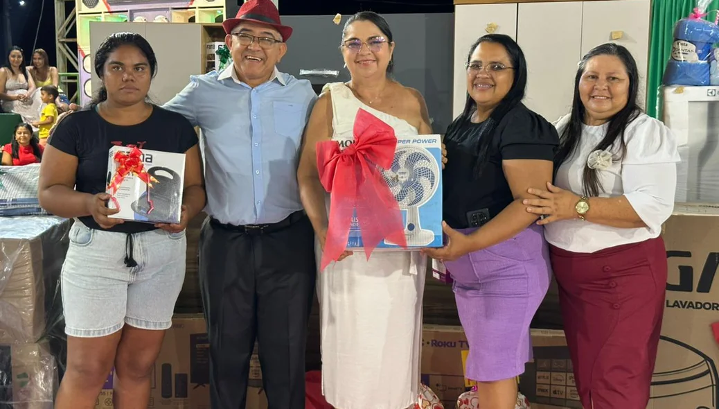Prefeito Abdoral Melo realizou entrega de prêmios durante festa em homenagem às mães no Centro Cultural dos Cocais