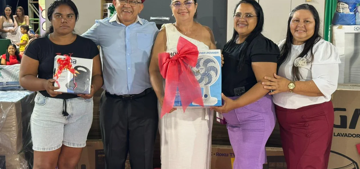 Prefeito Abdoral Melo realizou entrega de prêmios durante festa em homenagem às mães no Centro Cultural dos Cocais