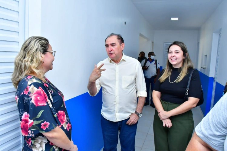 Prefeito Antônio Reis e a secretária de Saúde Caroline Reis