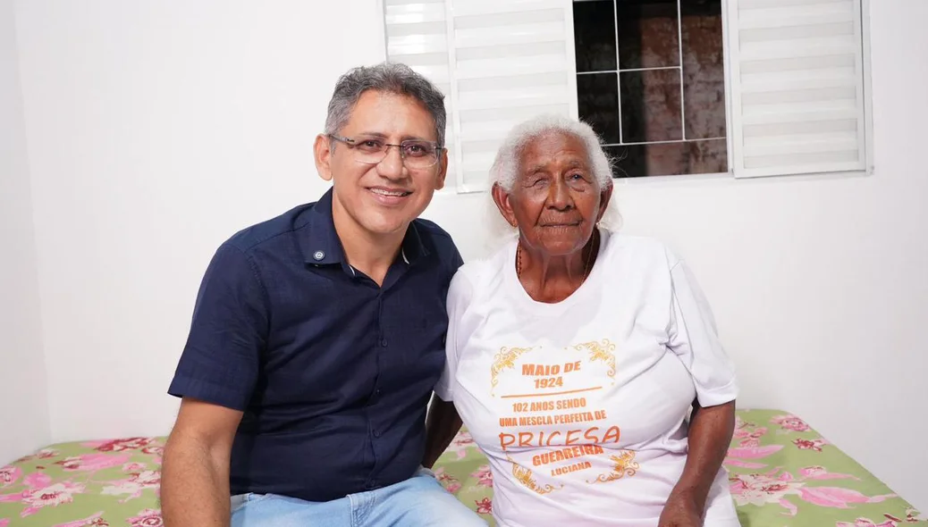 Prefeito e idosa contemplada pelo programa