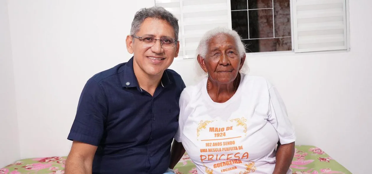 Prefeito e idosa contemplada pelo programa
