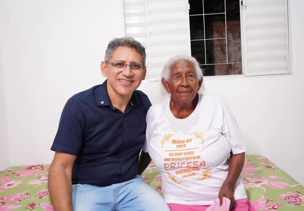 Prefeito e idosa contemplada pelo programa