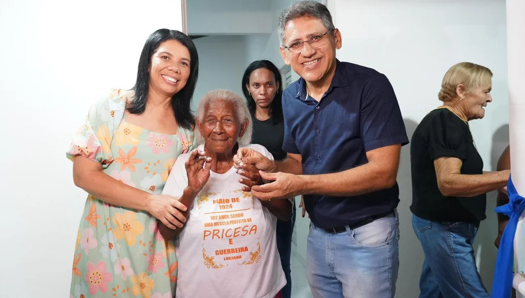 Prefeito Gilson Castro na entrega da casa