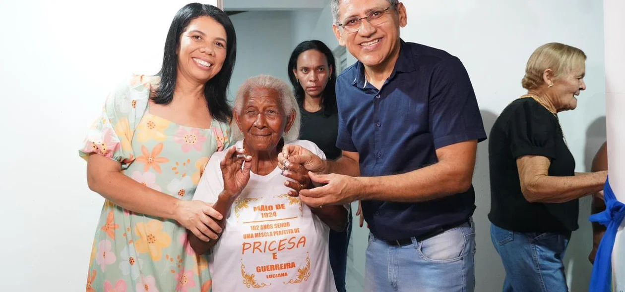 Prefeito Gilson Castro na entrega da casa
