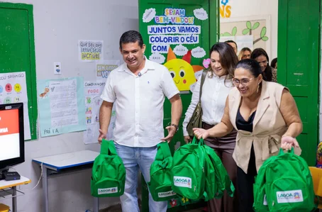 Prefeito João Arilson entrega kits escolares para alunos da rede municipal