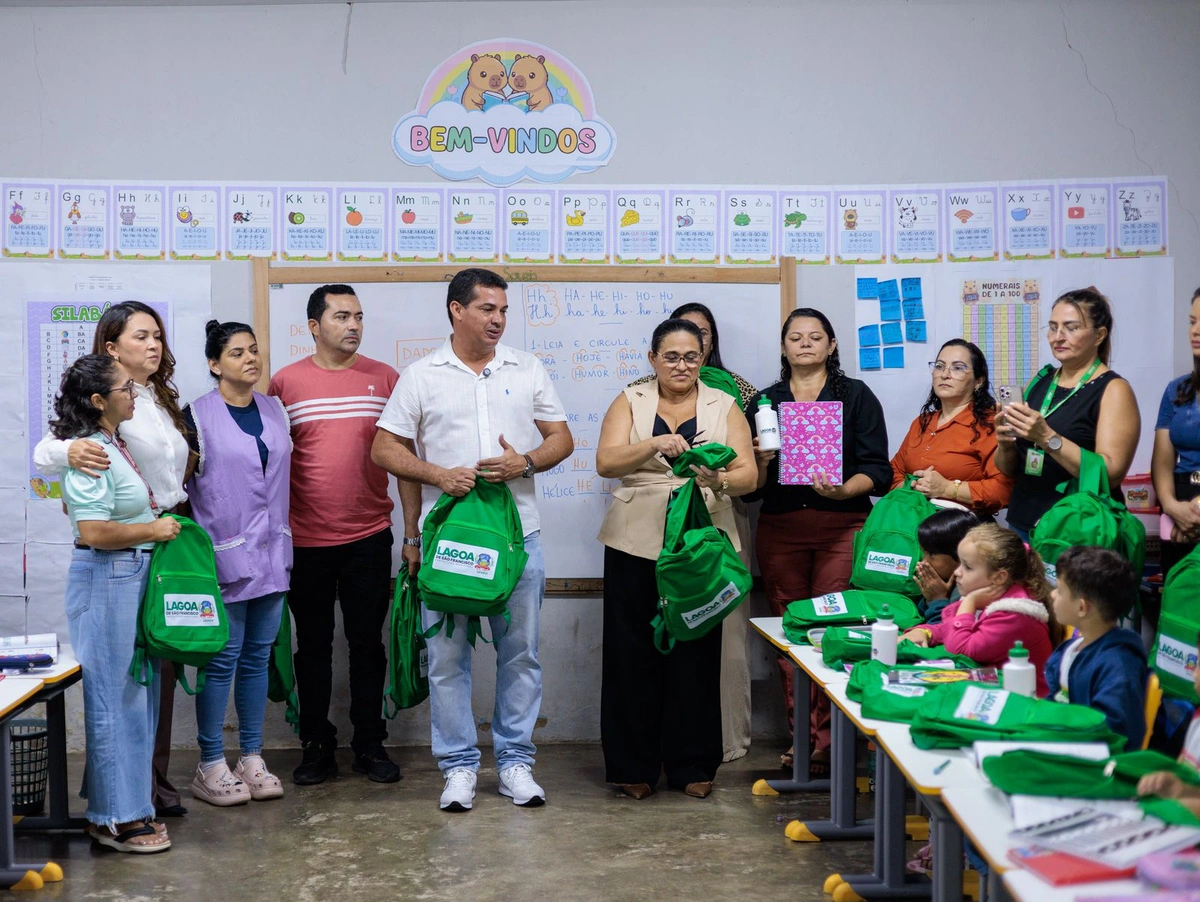 Prefeito João Arilson entrega kits escolares para alunos da rede municipal de Lagoa de São Francisco
