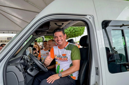 Prefeito João Arilson entrega nova van e reforça transporte universitário em Lagoa de São Francisco