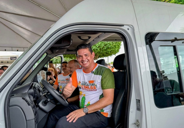 Prefeito João Arilson entrega nova van e reforça transporte universitário em Lagoa de São Francisco