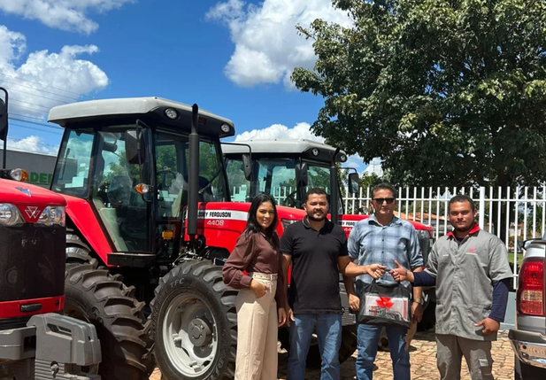 Prefeitura de Baixa Grande do Ribeiro reforça apoio ao campo com entrega de novos tratores