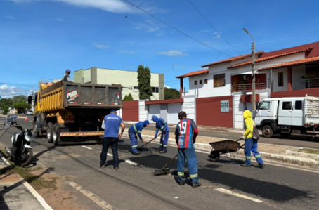 Prefeitura de Piracuruca intensifica operação tapa-buraco em diversos pontos da cidade