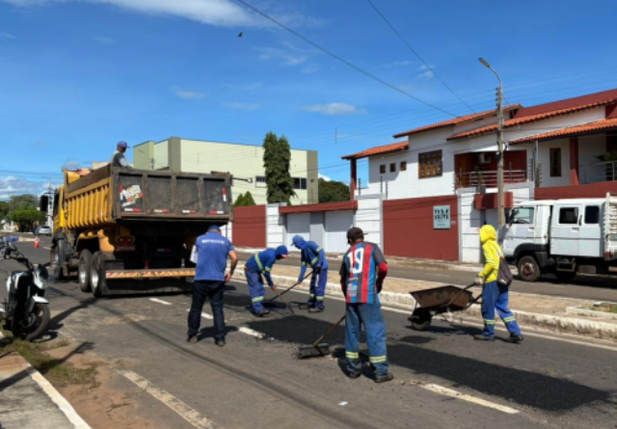 Prefeitura de Piracuruca intensifica operação tapa-buraco em diversos pontos da cidade
