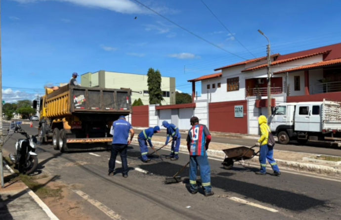 Prefeitura de Piracuruca intensifica operação tapa-buraco em diversos pontos da cidade