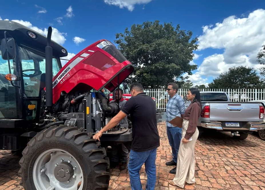 Prefeitura reforça apoio ao campo com entrega de novos tratores