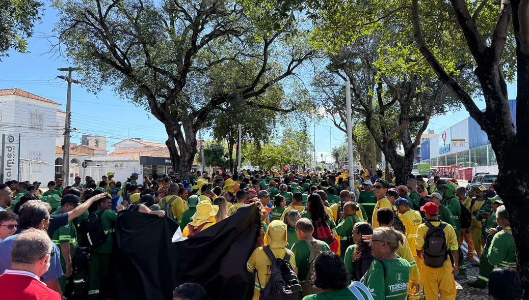Profissionais da limpeza em protesto