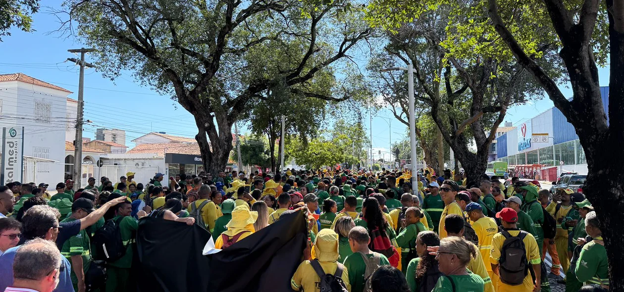 Profissionais da limpeza em protesto