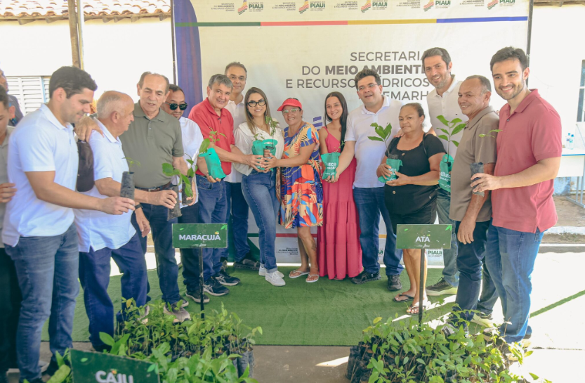 Rafael Fonteles entrega 2 mil mudas nativas e frutíferas em Flores do Piauí