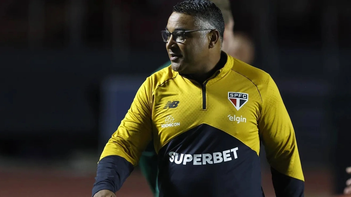 Roger Machado em campo durante São Paulo x Juventude