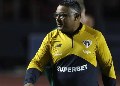 Roger Machado em campo durante São Paulo x Juventude