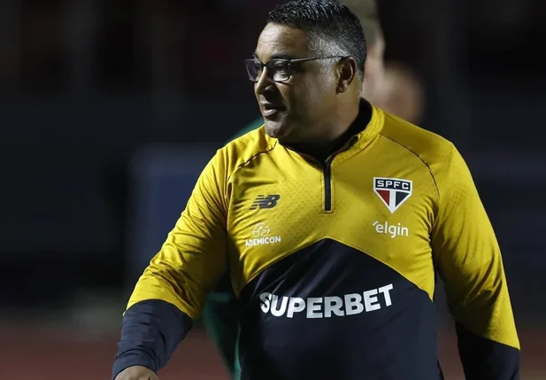 Roger Machado em campo durante São Paulo x Juventude