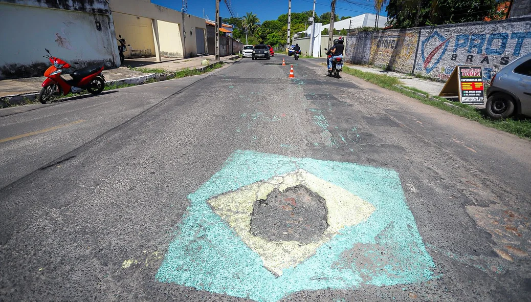 Rua Desembargador Manoel Felício Pinto com buraco