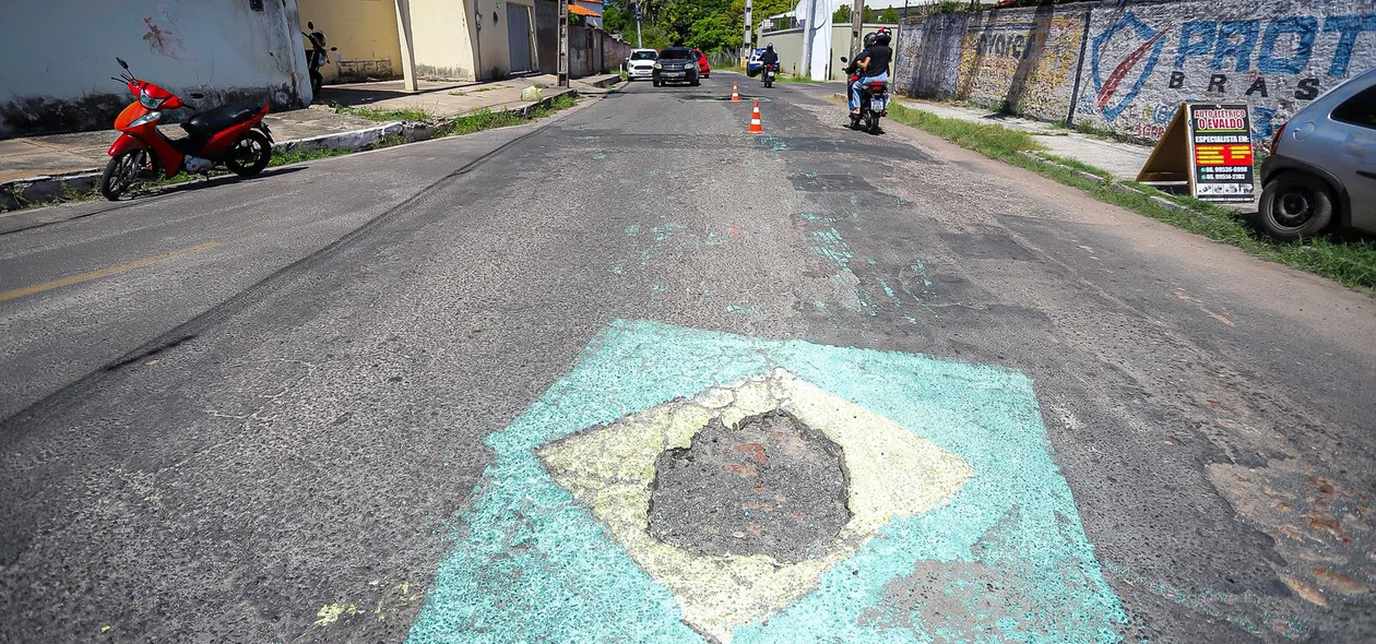 Rua Desembargador Manoel Felício Pinto com buraco