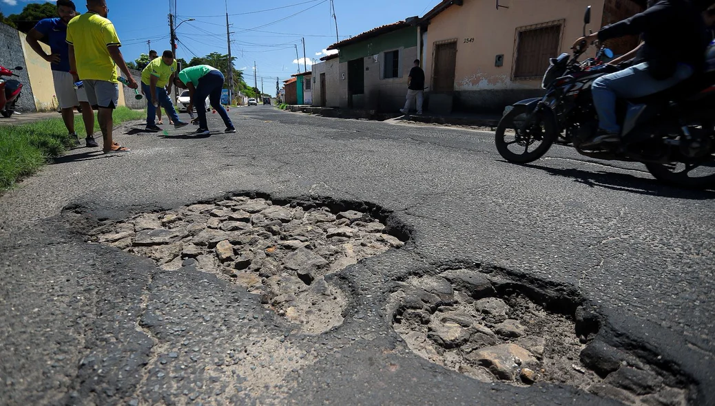 Rua Desembargador Manoel Felício Pinto tomada por buracos