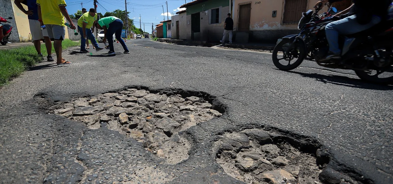 Rua Desembargador Manoel Felício Pinto tomada por buracos