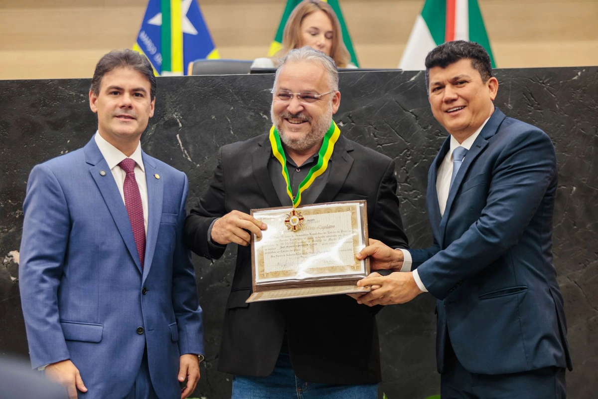 Rubens Vieira agracia gestor educacional parnaibano com Medalha do Mérito Legislativo
