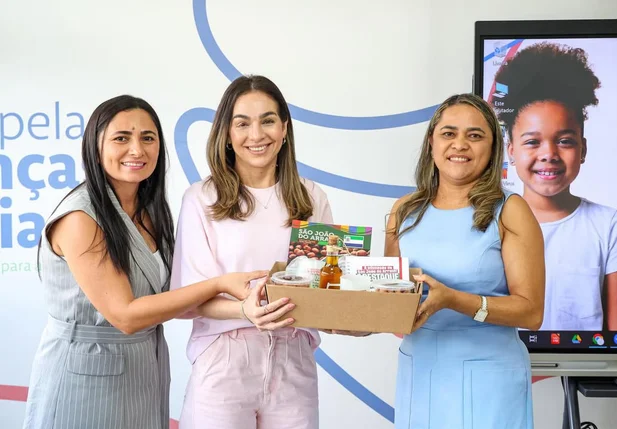Secretária de Educação busca novas estratégias para consolidar alfabetização na idade certa e garante nova brinquedopraça