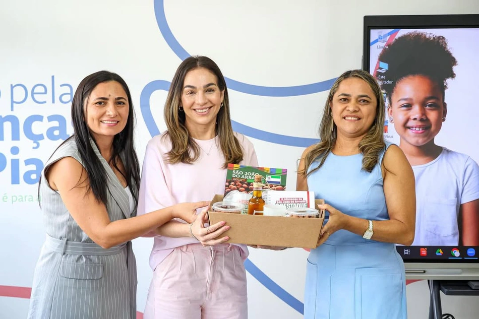 Secretária de Educação busca novas estratégias para consolidar alfabetização na idade certa e garante nova brinquedopraça
