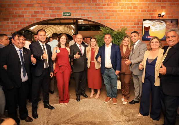 Senador Marcelo Castro reúne prefeitos e lideranças do Piauí em jantar durante a Marcha dos Prefeitos