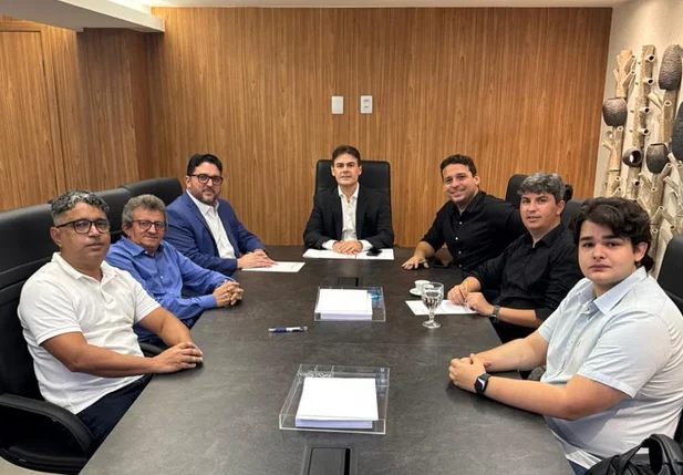 Severo Eulálio articula avanços do programa Casa Legal para moradores de Parnaíba