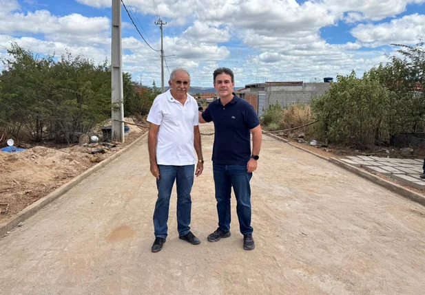 Severo Eulálio reforça compromisso com a mobilidade urbana durante visita à obra de pavimentação em acesso ao povoado Saquinho