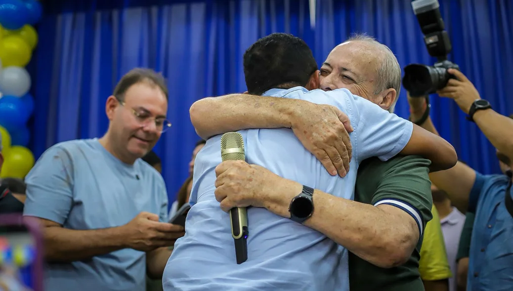 Sílvio Mendes abraça Joel Rodrigues