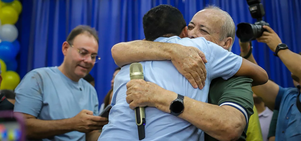 Sílvio Mendes abraça Joel Rodrigues
