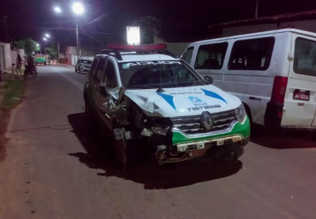 Viatura colide contra carro estacionado no Piauí