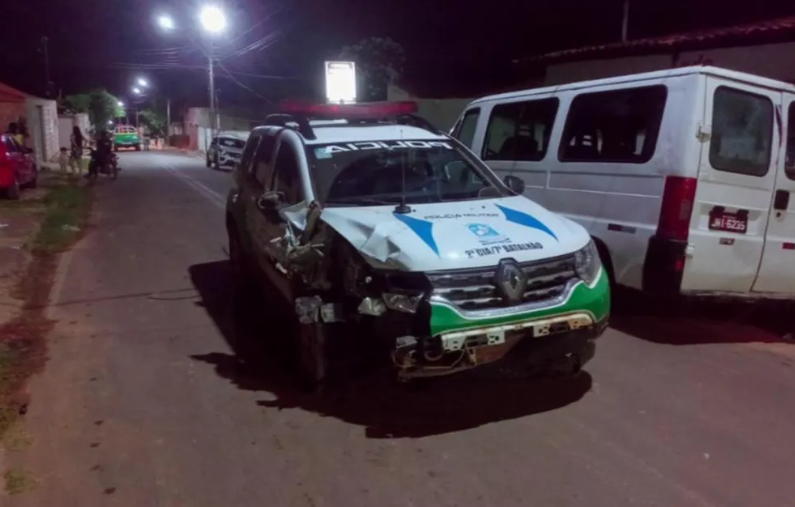 Viatura colide contra carro estacionado no Piauí