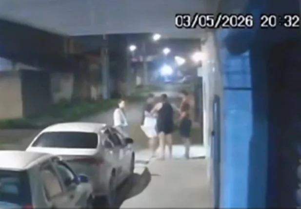 Vídeo mostra mecânico espancando ex-namorada no meio da rua no Dirceu
