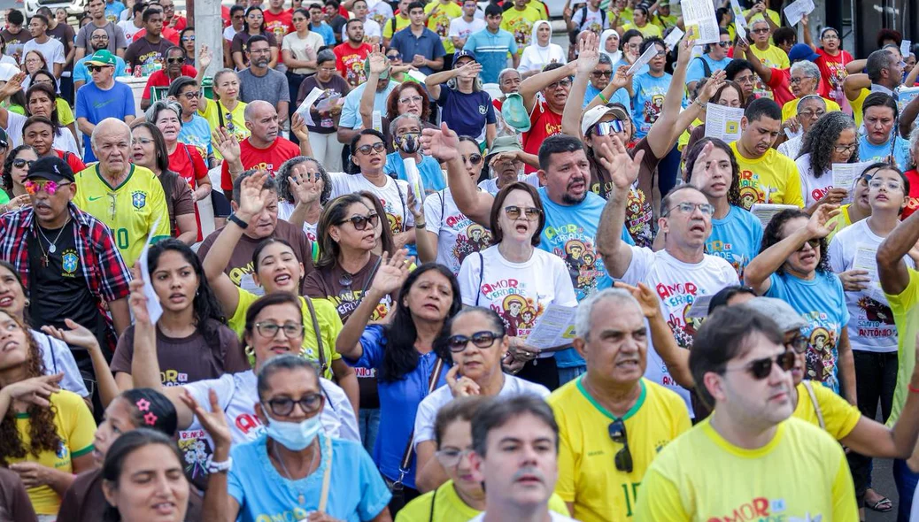 A 31ª edição da Caminhada da Fraternidade reuniu centenas de fiéis na tarde deste sábado.