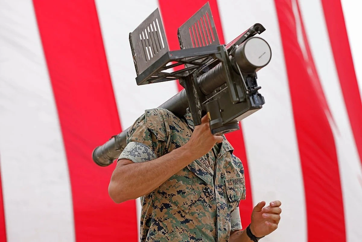 A arma é um sistema de defesa antiaérea portátil, guiado por infravermelho.