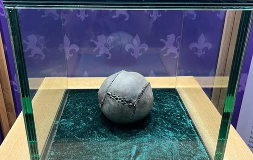 A bola de futebol foi encontrada no Castelo de Stirling durante obras de restauração realizadas na década de 1970