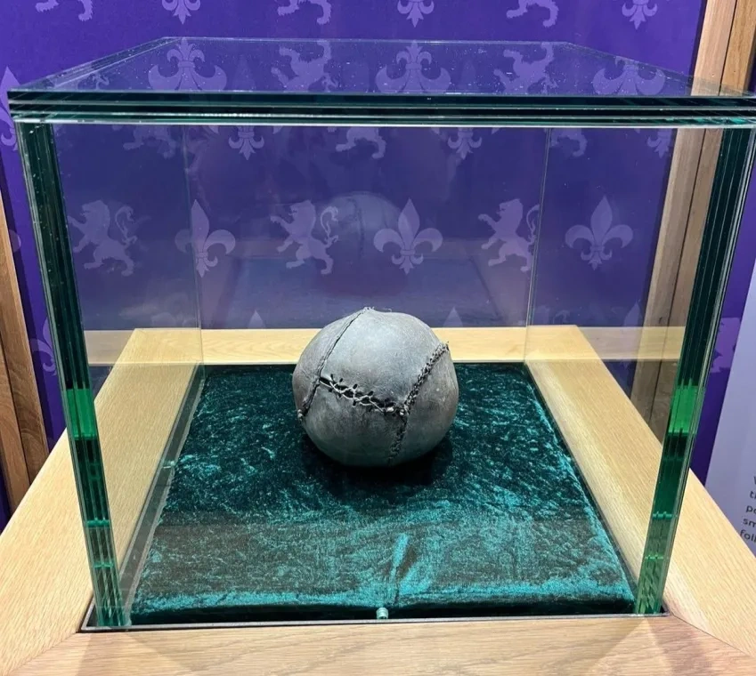 A bola de futebol foi encontrada no Castelo de Stirling durante obras de restauração realizadas na década de 1970