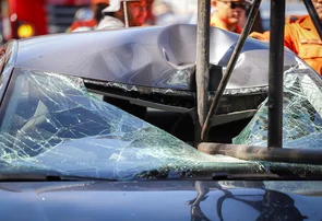 Motorista colide carro em estrutura de ferro montada para evento da PM em Teresina