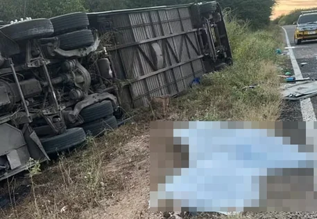Ônibus com atletas de basquete capota e deixa sete mortos no Ceará