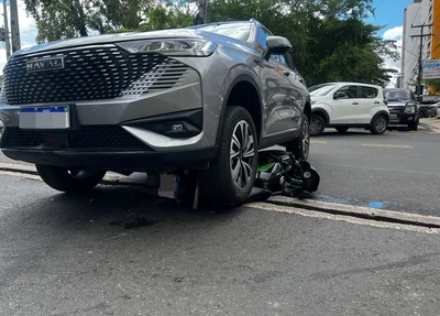 Acidente entre carro e moto no bairro Frei Serafim
