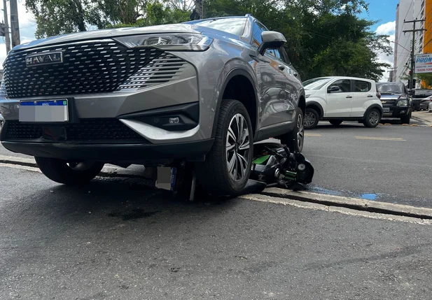 Acidente entre carro e moto no bairro Frei Serafim