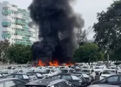 Aeronaves caíram em um pátio de automóveis