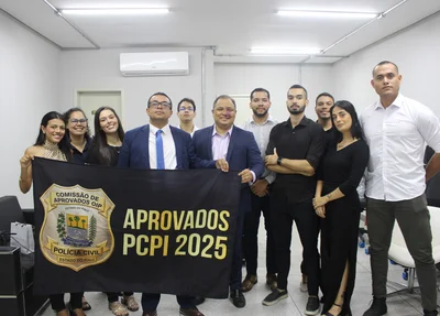 Aprovados em concurso se reúnem com o delegado Luccy Keiko