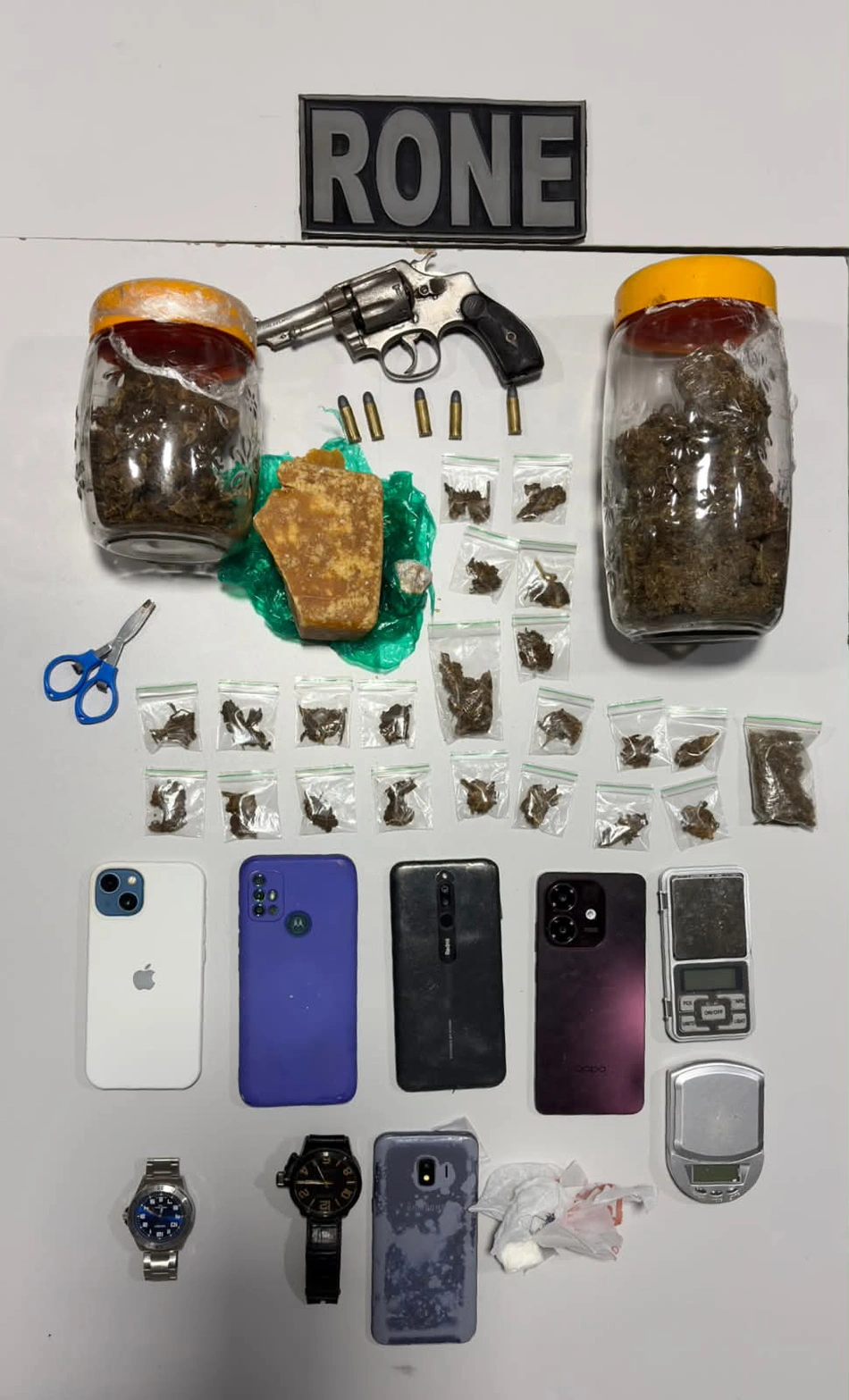 Armas, drogas e balança apreendidos com mulher